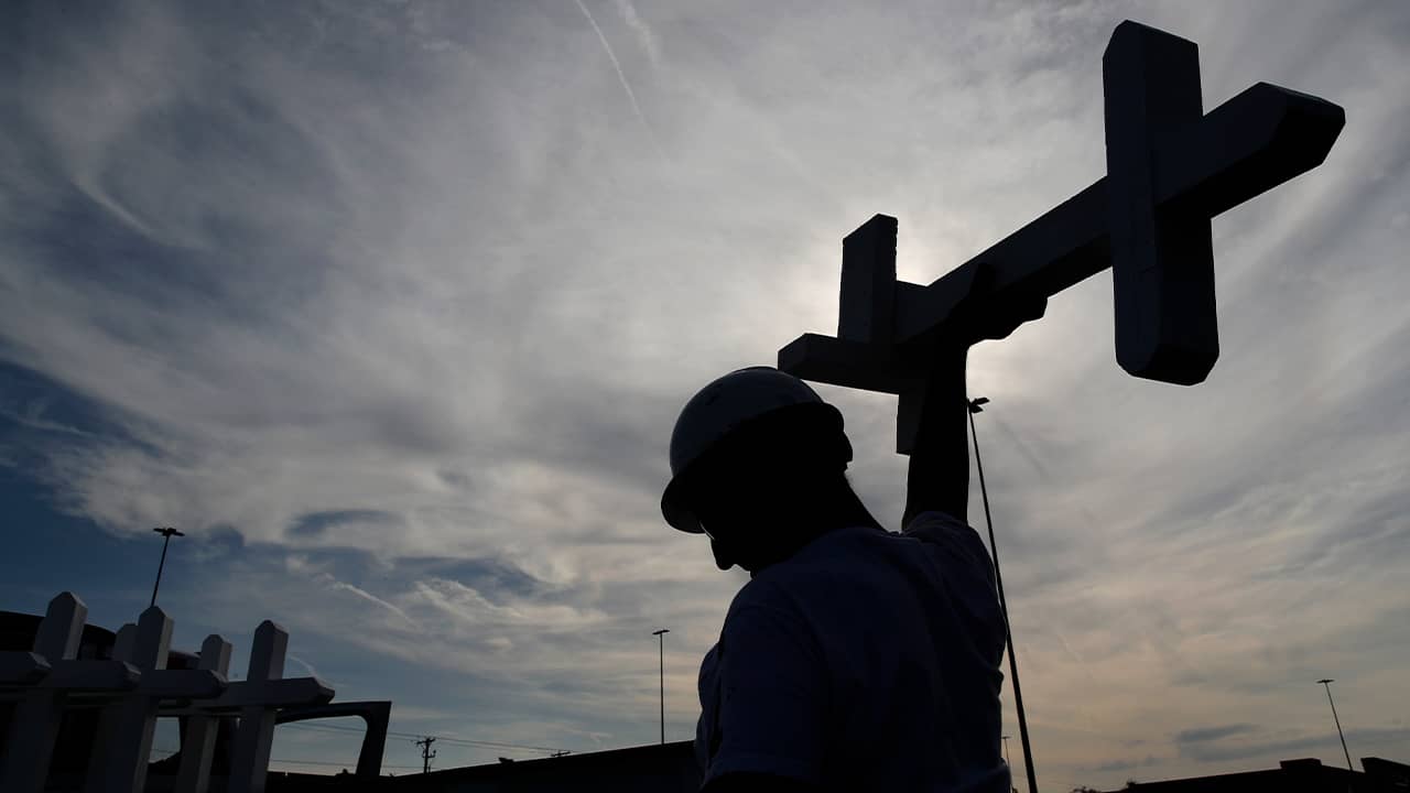 Photo of a man carrying a cross in El Paso, Texas