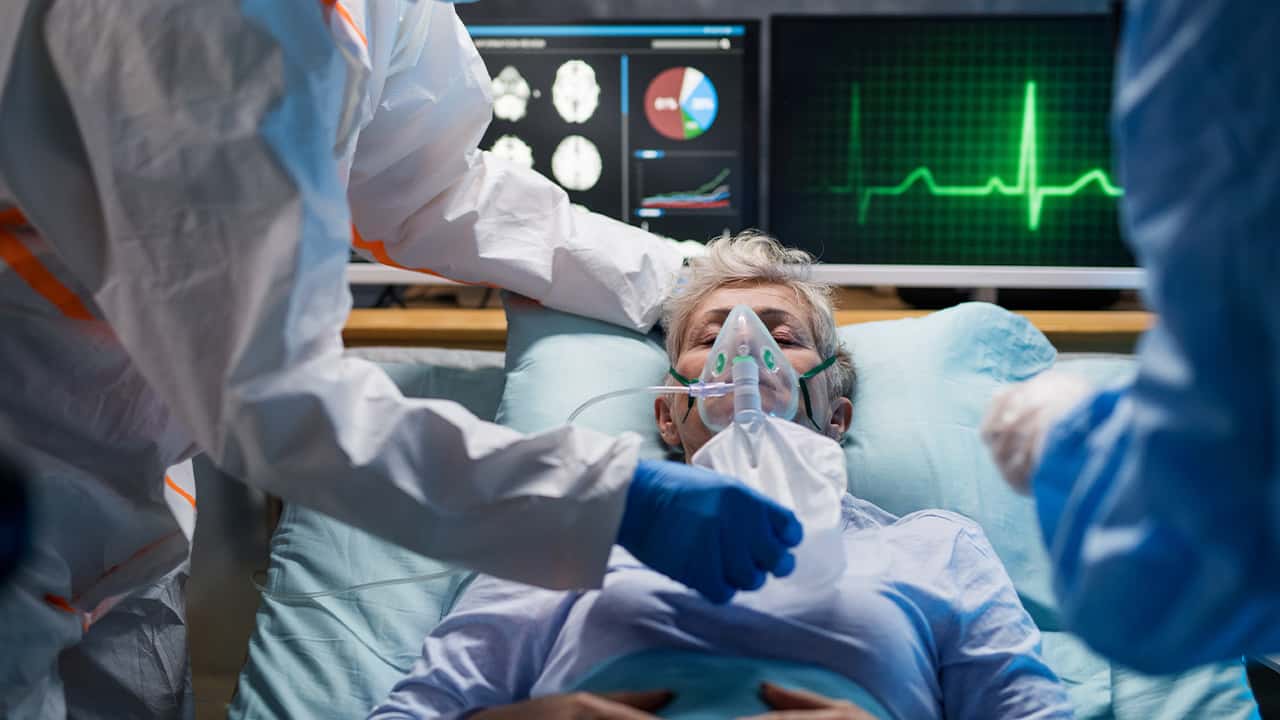 Photo of a female COVID-19 patient in ICU