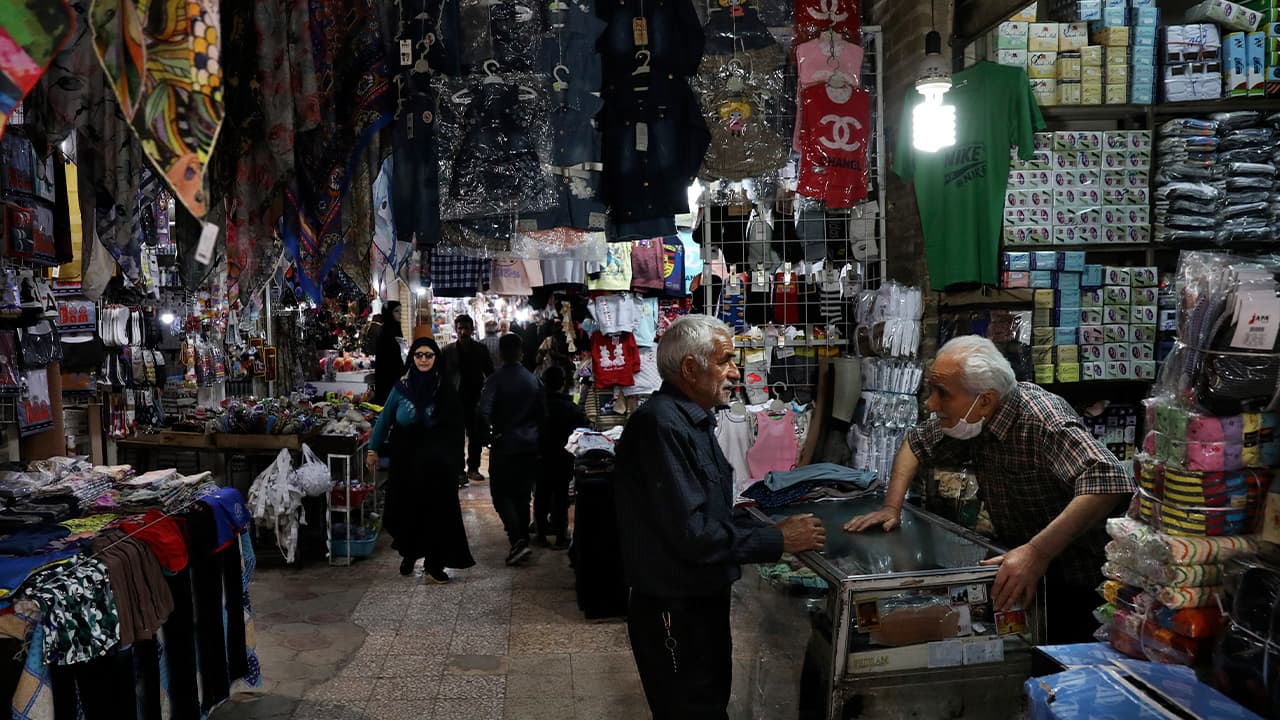 Photo of people at the Qazvin old bazaar 