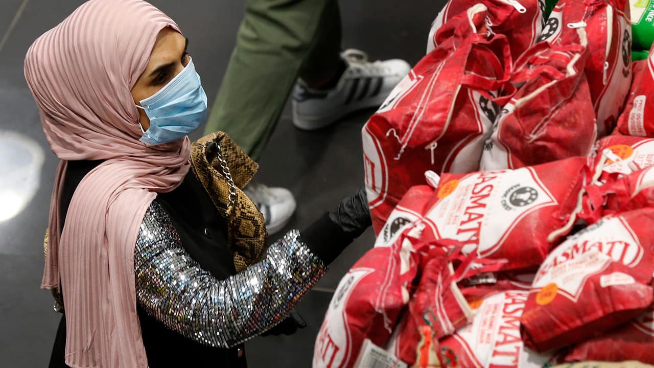 Photo of a woman at a supermarket in Iran 