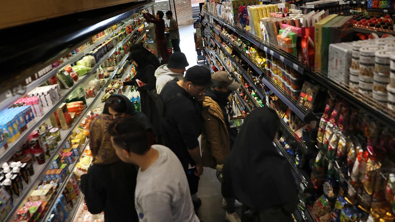 Photo of people shopping in Iran 