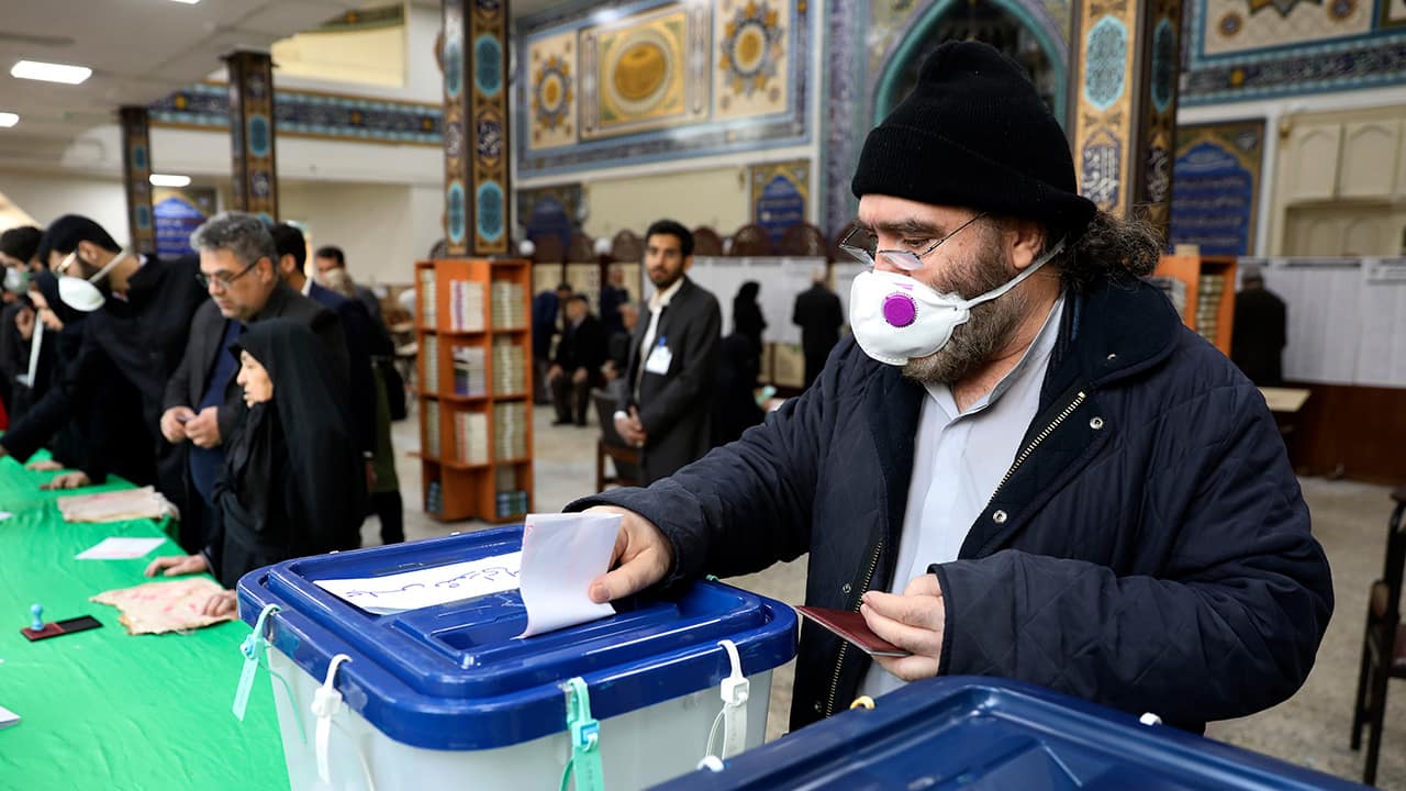 Photo of a voter casting his ballot in Iran
