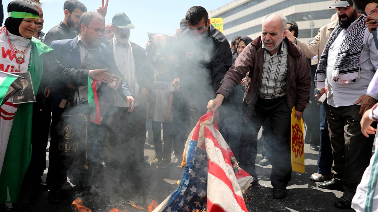 Photo of Iranian worshippers burn a US flag