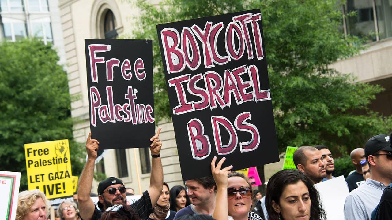 Photo of demonstrators in Washington, D.C., urging a boycott of Israel
