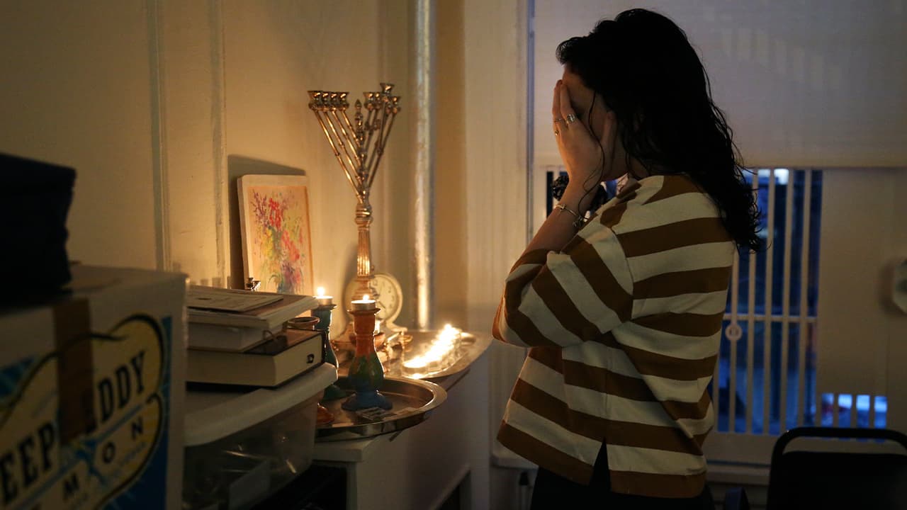 Photo of Chana Blum, 14, reciting a blessing 