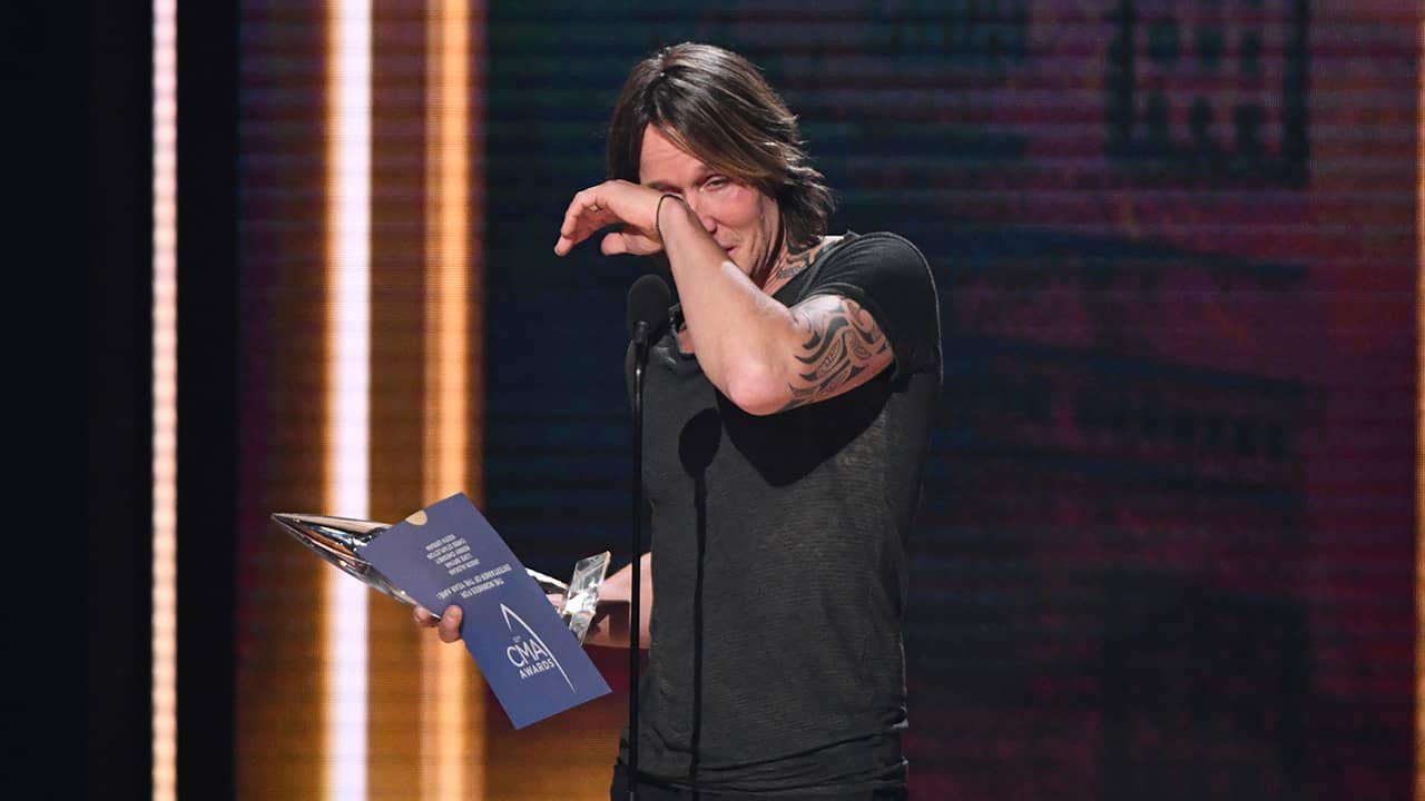 Photo of Keith Urban accepting the ward for Entertainer of the Year