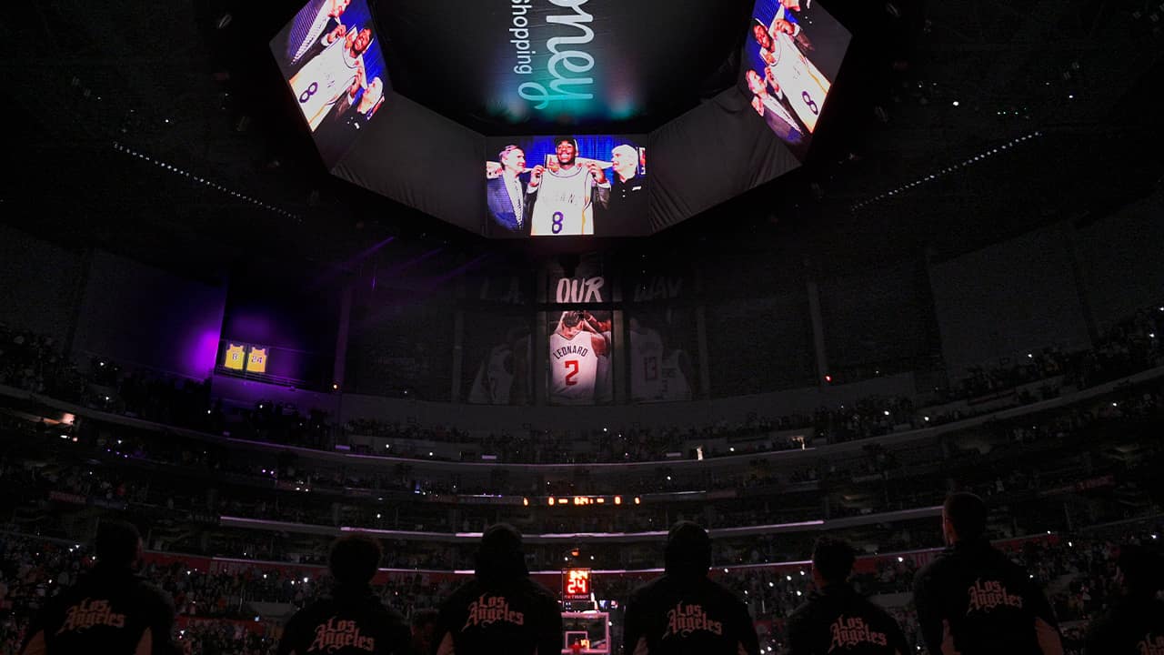 Photo of The Los Angeles Clippers standing for a tribute to Kobe Bryant