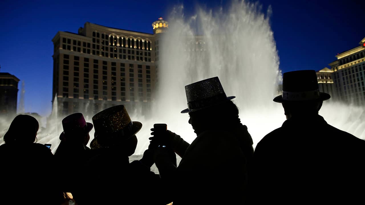 Photo of people watching the fountains at the Bellagio in Las Vegas