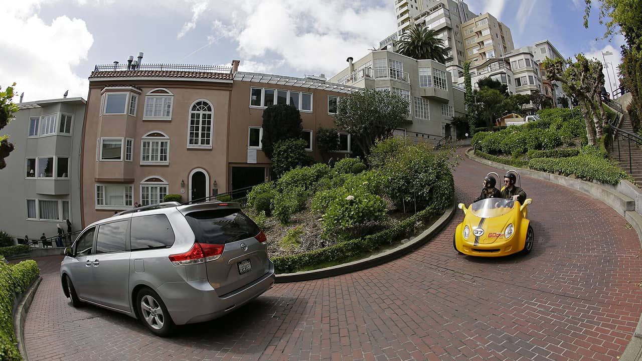 Photo of Lombard Street in San Francisco, CA