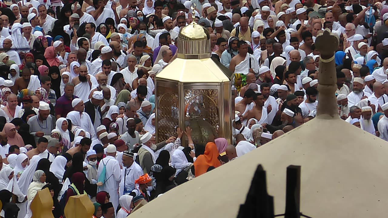 Photo of Muslim pilgrams praying near Maqam Ibrahim 