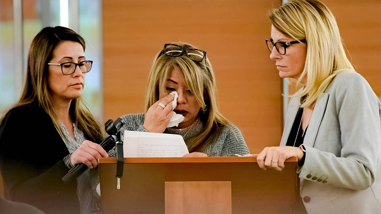Photo of Tracy Russell, sister of Summer McStay, center