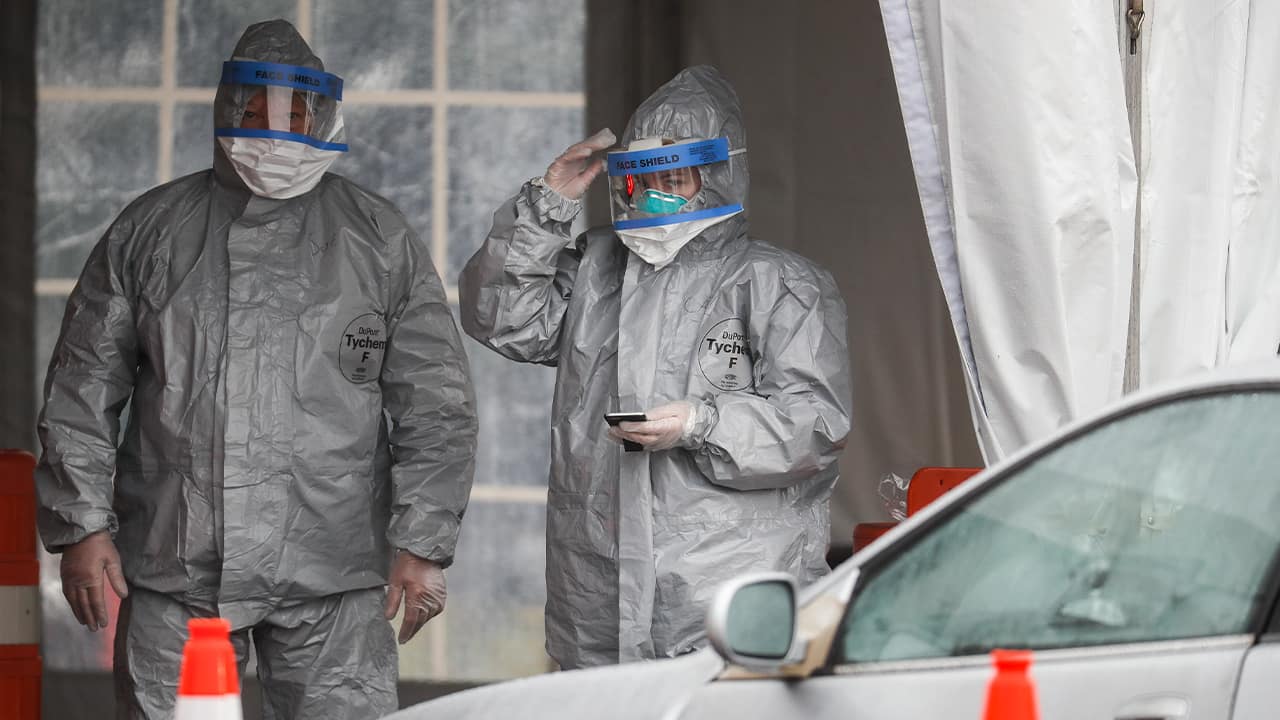 Photo of medical personnel conducting coronavirus testing