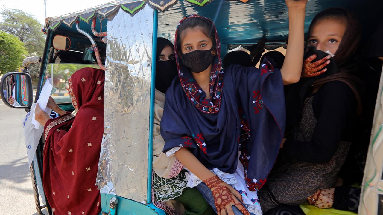 Photo of people wearing face masks in Pakistan 