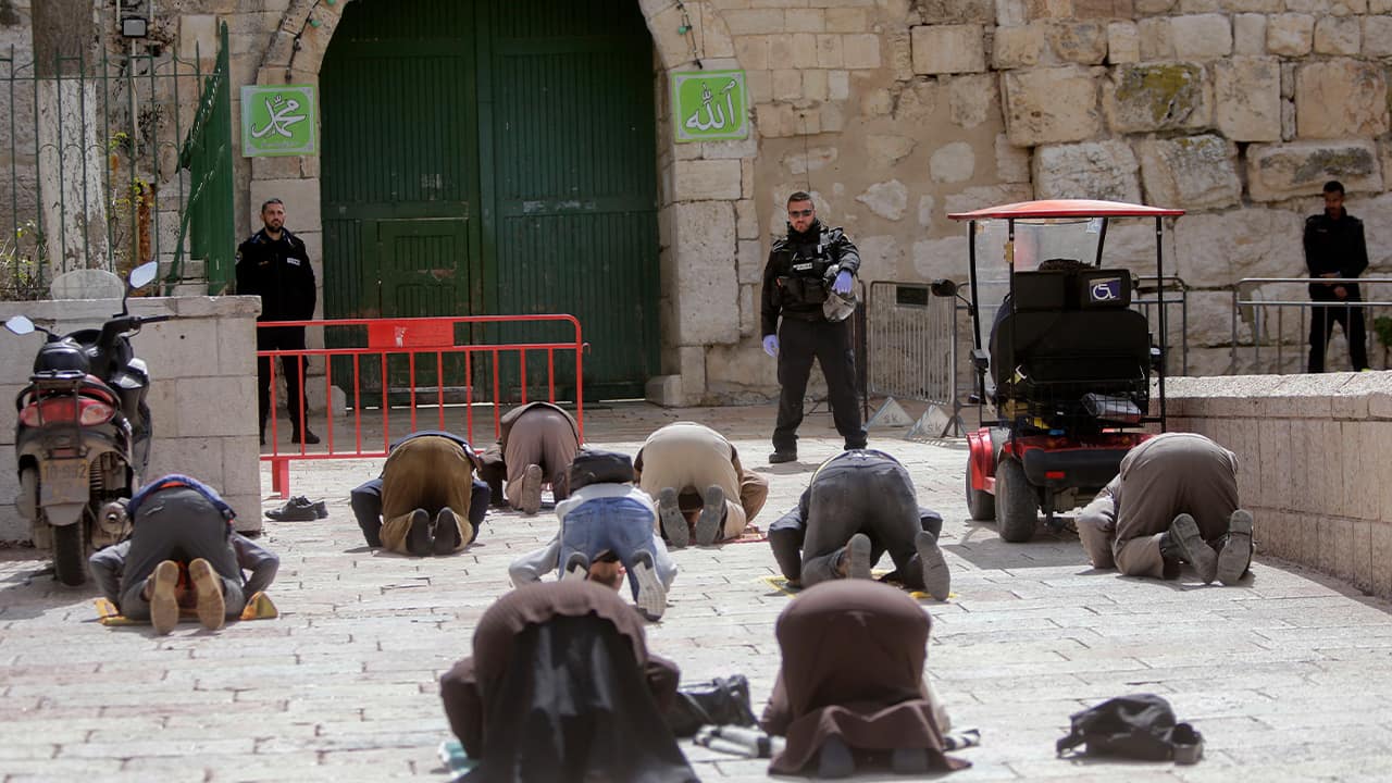 Photo of people praying in Jerusalem 