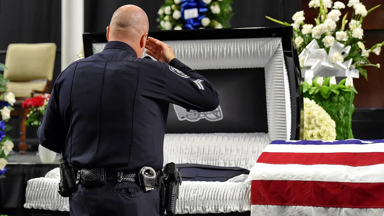 Photo of mourners and police officers from around the country attending a memorial service