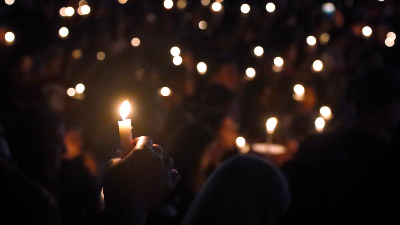 Photo of a candlelight vigil held for the victims of the Parkland shooting in 2018