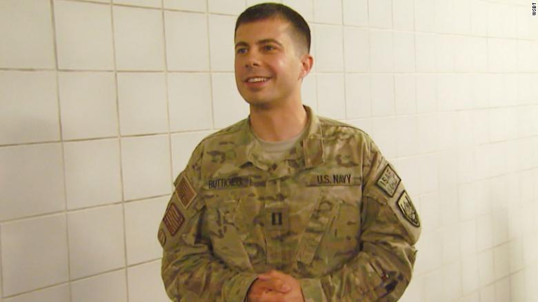 Photo of Democratic presidential candidate Pete Buttigieg in US Navy fatiguesvaNa