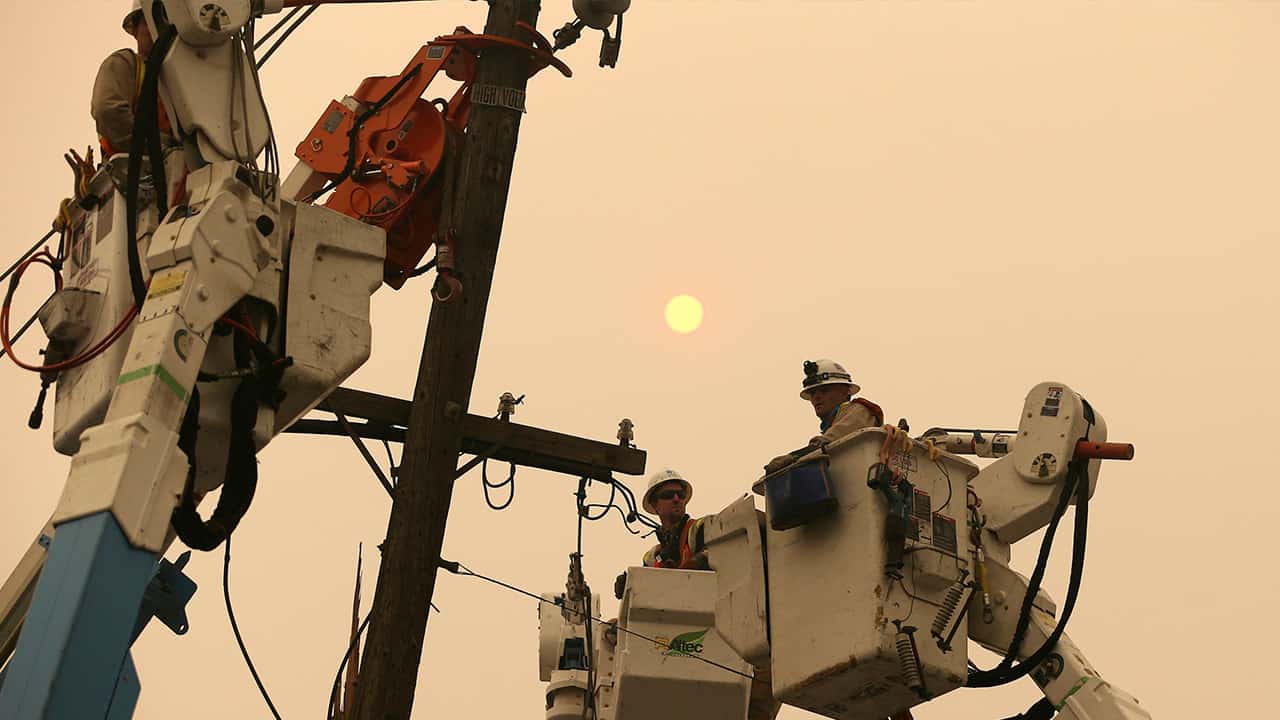 Photo of PG&E workers 