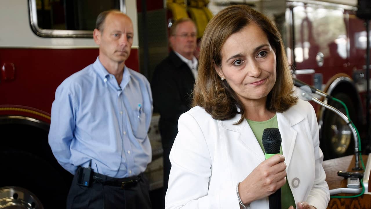 Photo of then-Pacific Gas and Electric President Chris Johns, left, and then-vice president of energy delivery Geisha Williams