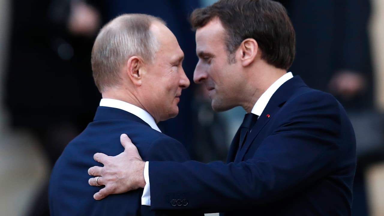 Photo of French President Emmanuel Macron and Russian President Vladimir Putin 