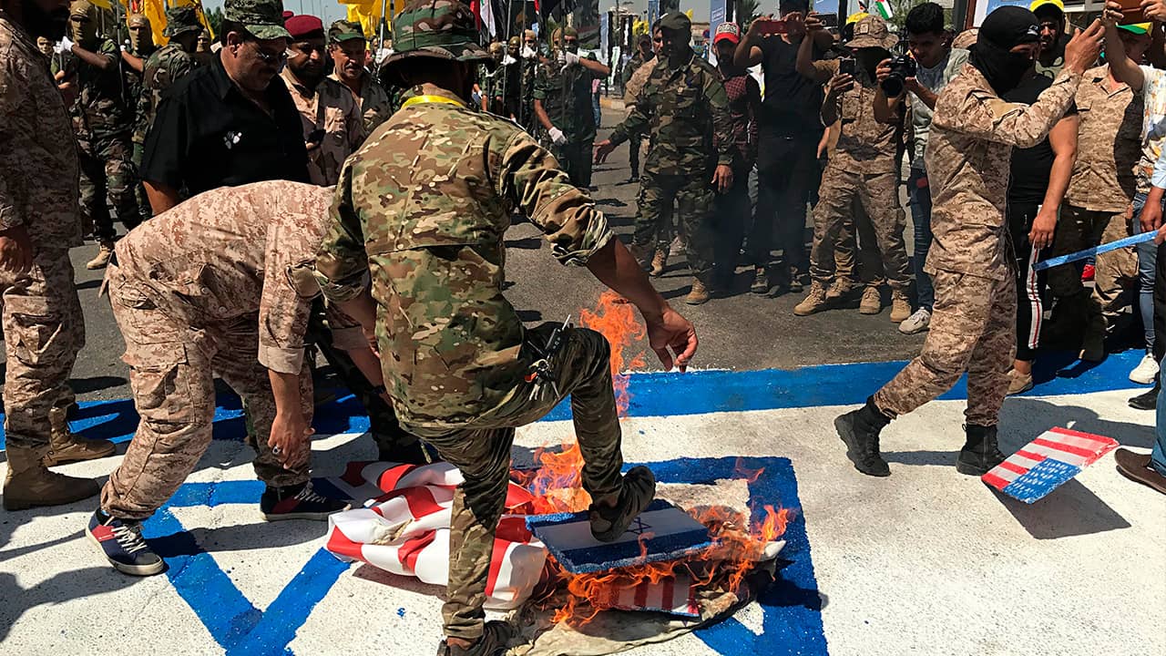 Photo of Iraqi Popular Mobilization Forces burn flags