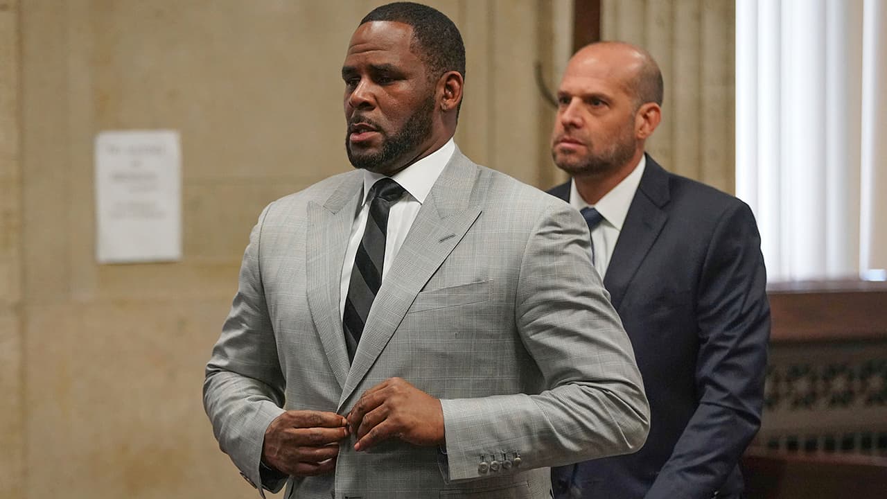 Photo of R. Kelly in court 