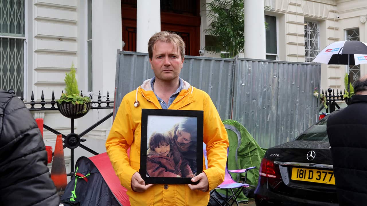 Photo of Richard Ratcliffe outside the Iranian embassy in London