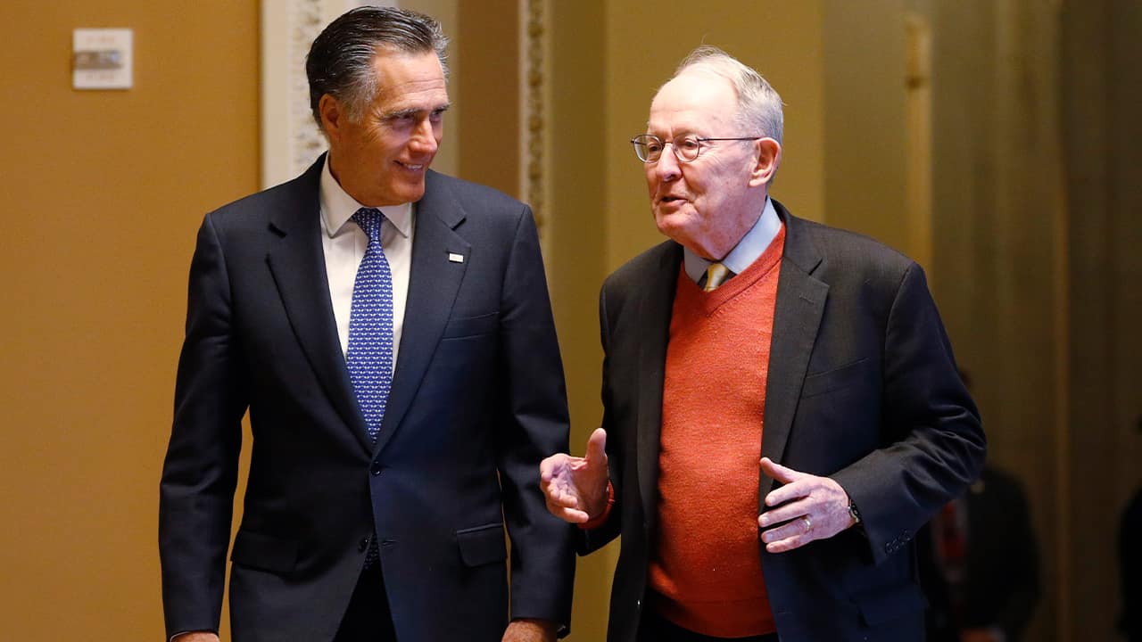 Photo of Sen. Mitt Romney, R-Utah, left, and Sen.m Lamar Alexander, R-Tenn.
