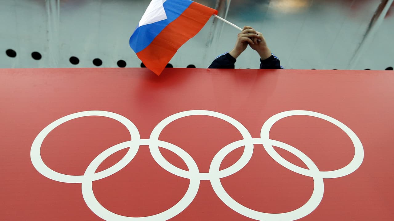 Photo of a Russian skating fan holding the country's flag