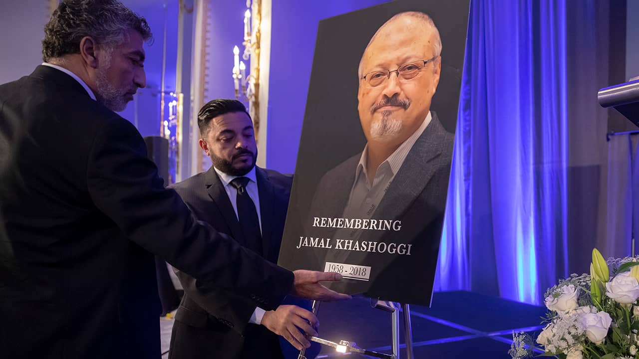 Photo of Ahmed Bedier setting up an image of Jamal Khashoggi