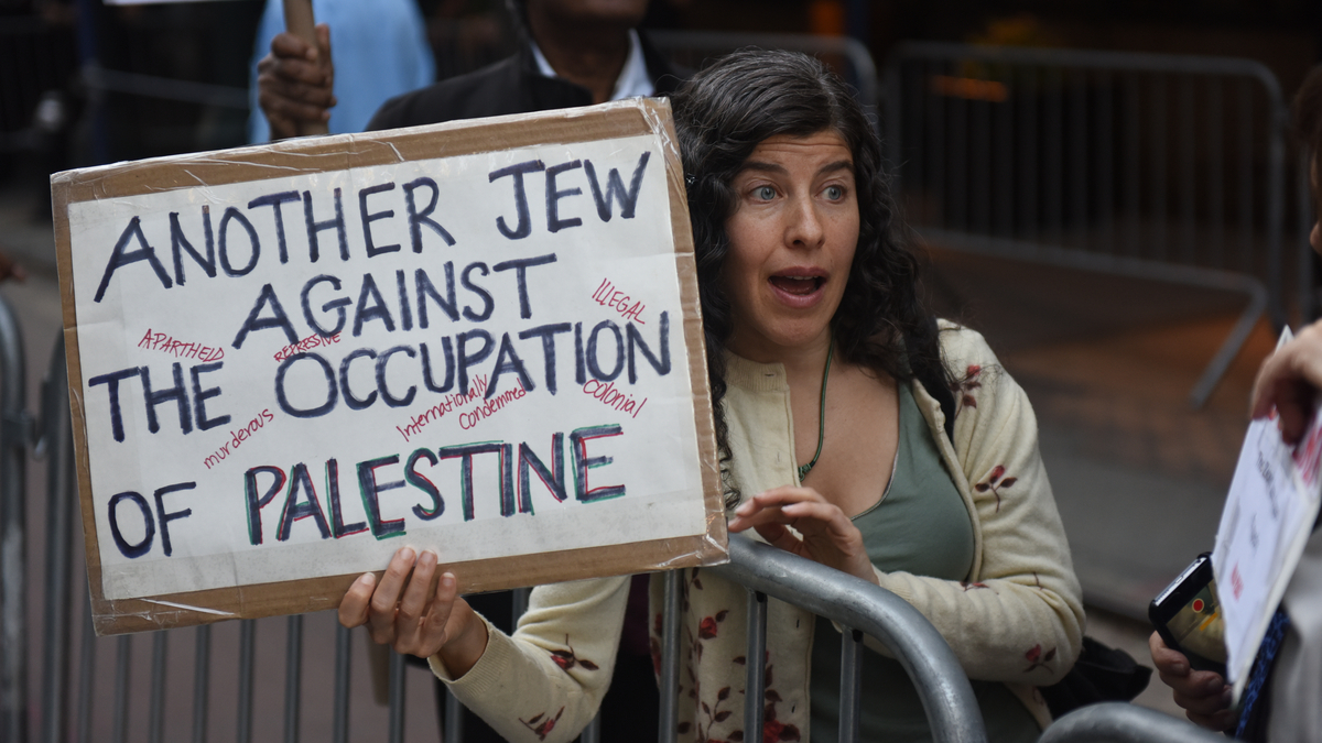 Picture of a Jewish protester in New York City who opposes Israeli occupation of Palestine