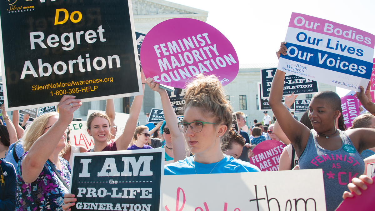 Photo of pro- and anti-abortion protesters