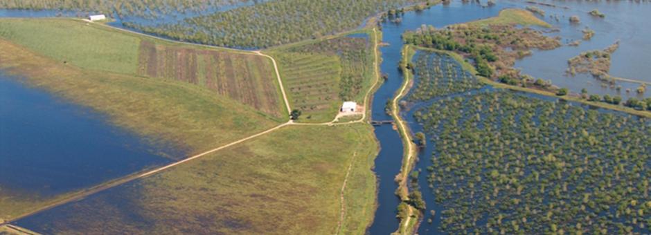 Aerial photo of San Joaquin River flooding in April 2006n of