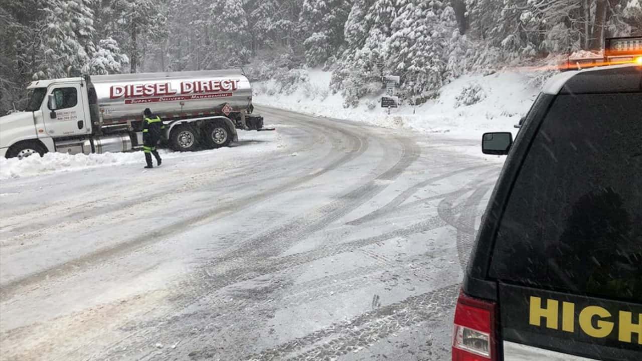 Photo of a diesel tanker truck spun out on snowy Highway 168 below Shaver Lake