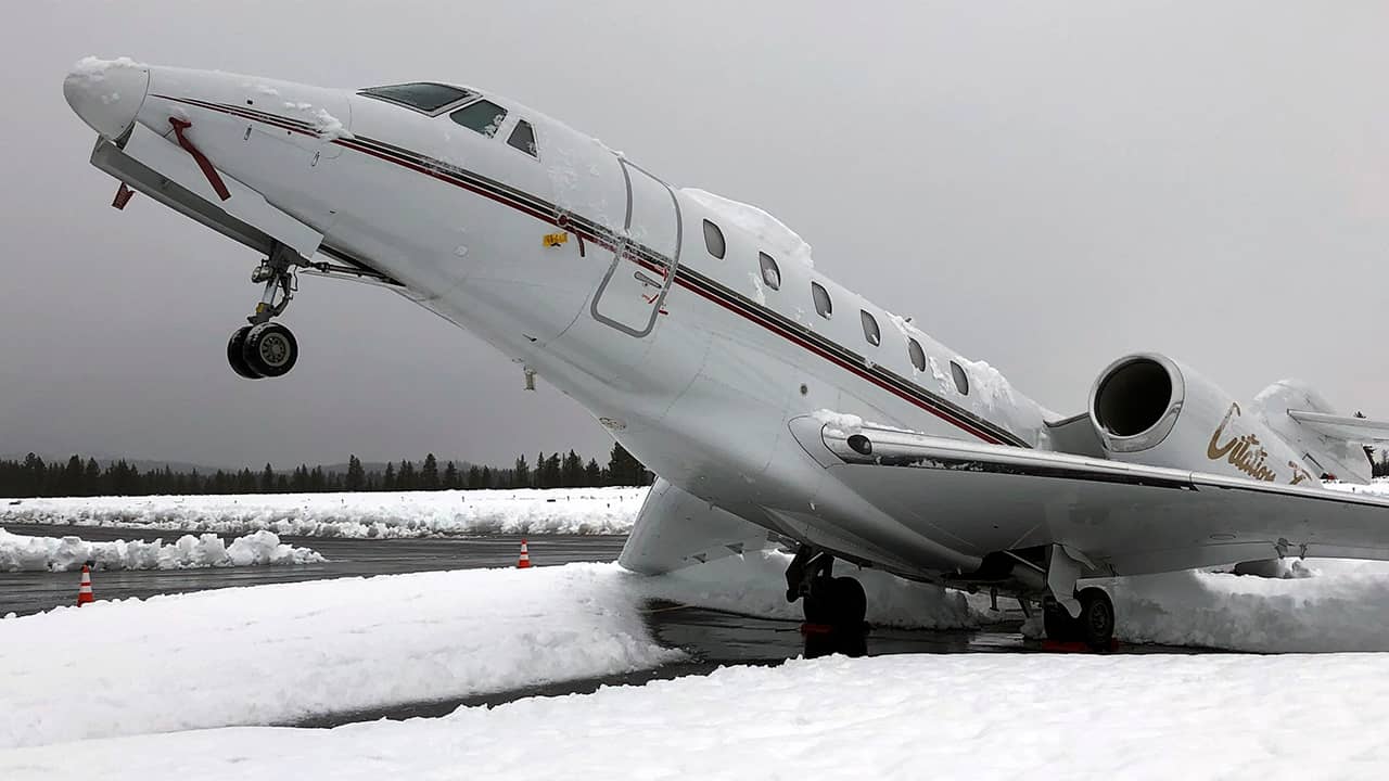 Photo of plane in snow