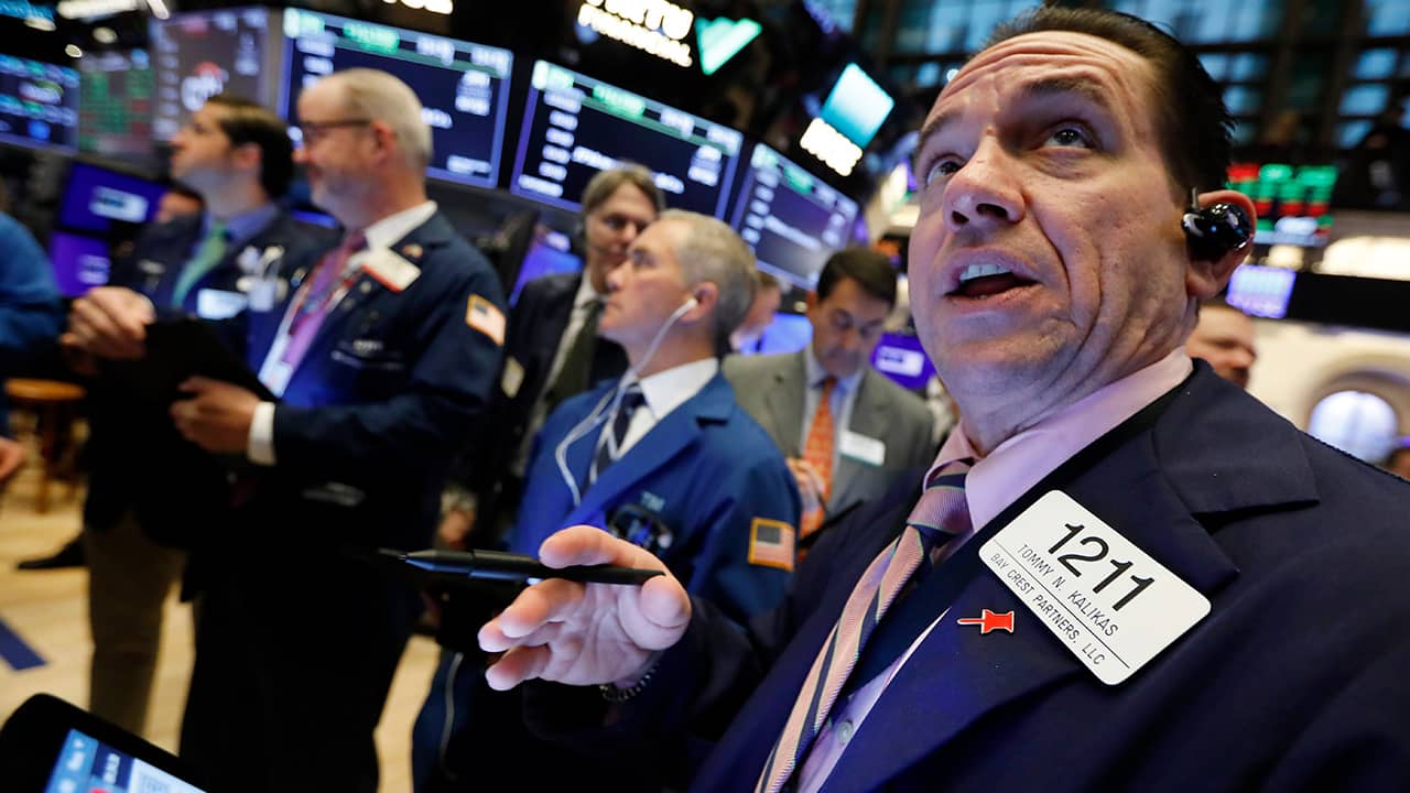 Photo of Tommy Kalikas with fellow traders on the floor of the NYSE