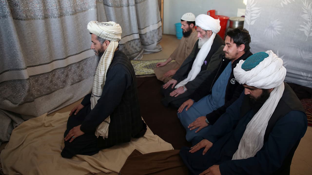 Photo of Jailed Taliban pray inside the Pul-e-Charkhi jail after an interview with The Associated Press in Kabul, Afghanistan