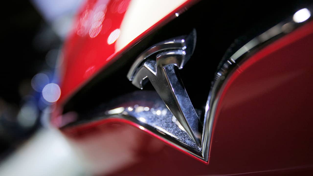 Photo of the logo of the Tesla model S