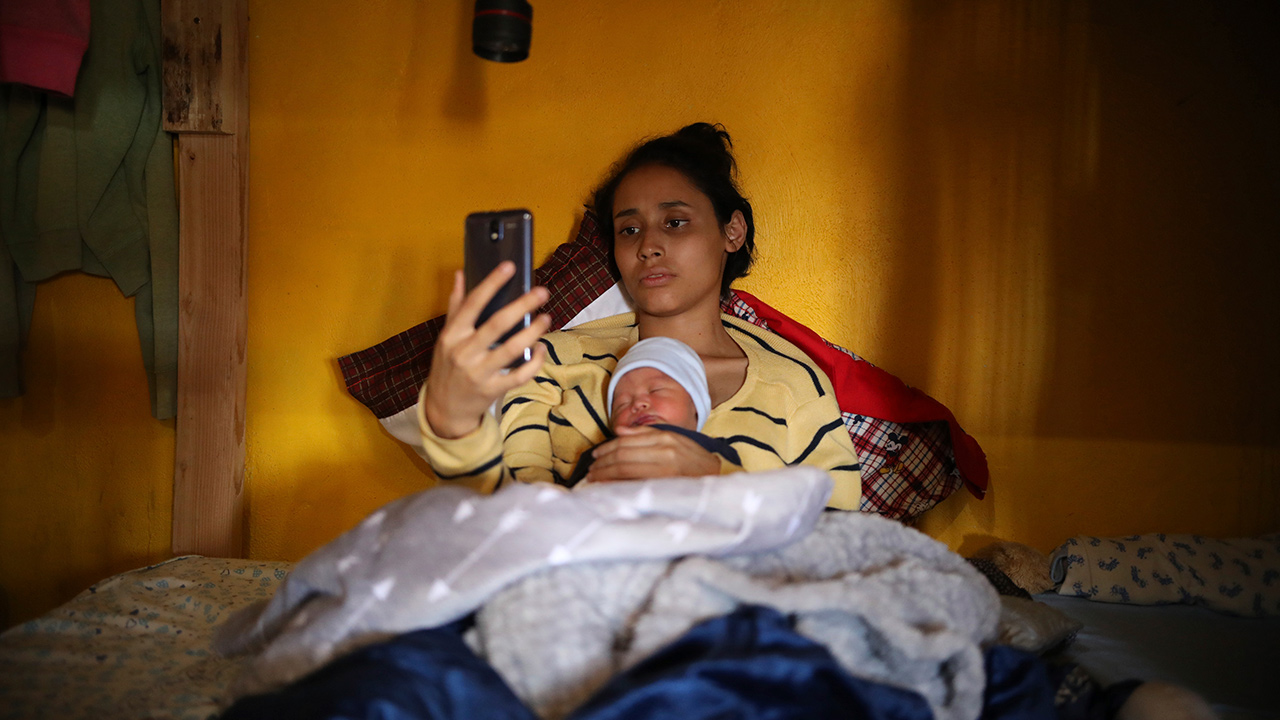 Photo of Salvadoran teen migrant Milagro de Jesus Henriquez Ayala and her newborn baby