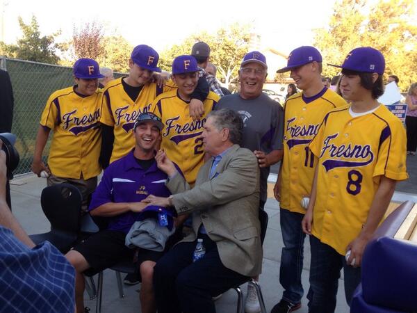 Photo of Tom Seaver with Fresno High coach Stan Papi and his players
