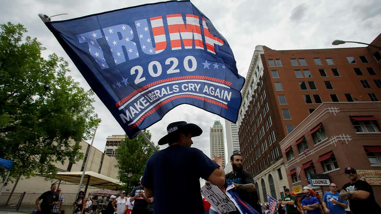 Photo fo a Trump flag 