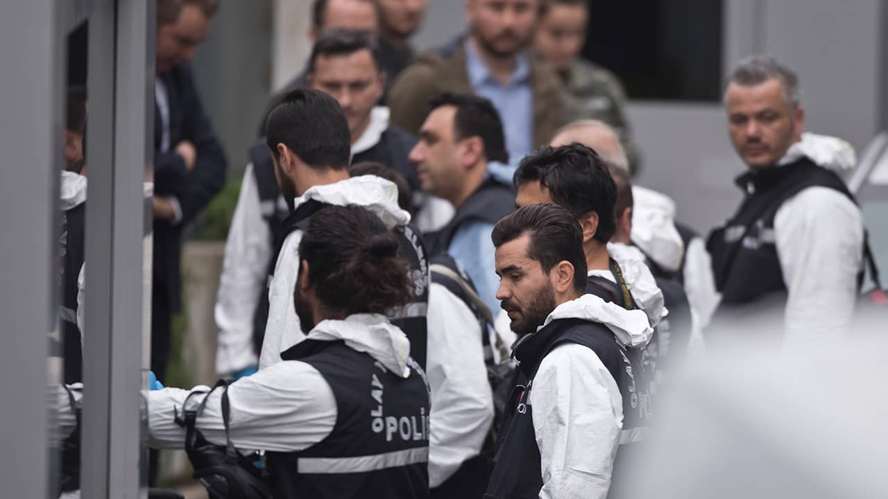 Photo of Turkish police officers outside Saudi consulate in Istanbul