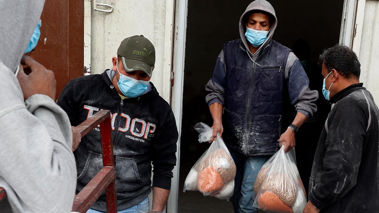 Photo of Palestinian workers delivering food