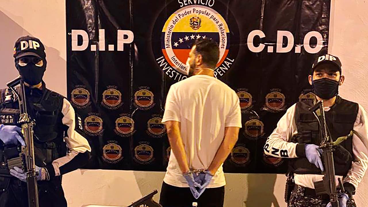 Photo of Venezuelan police officers and a suspect