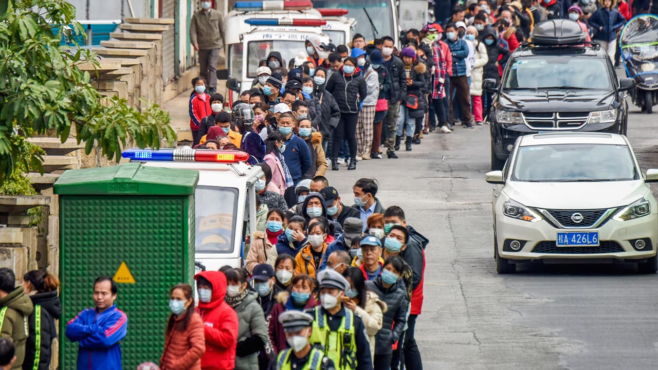 Photo of people lining up to buy face masks in Nanning