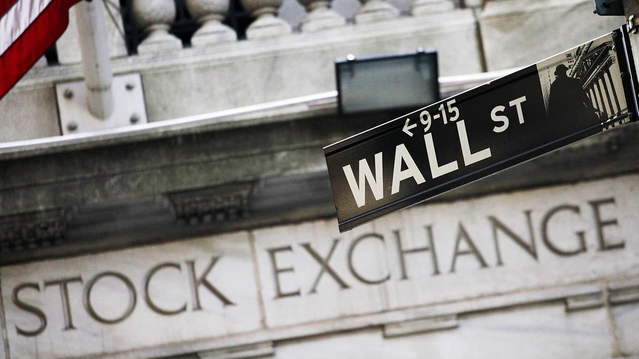 Photo of Wall Street sign in front of the NYSE