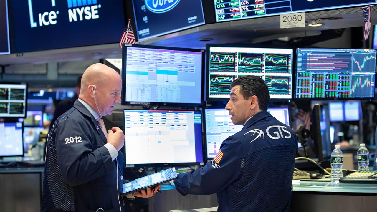 Photo of traders at the NYSE