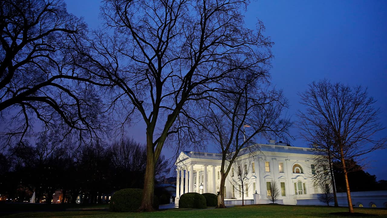 Photo of the White House at night 