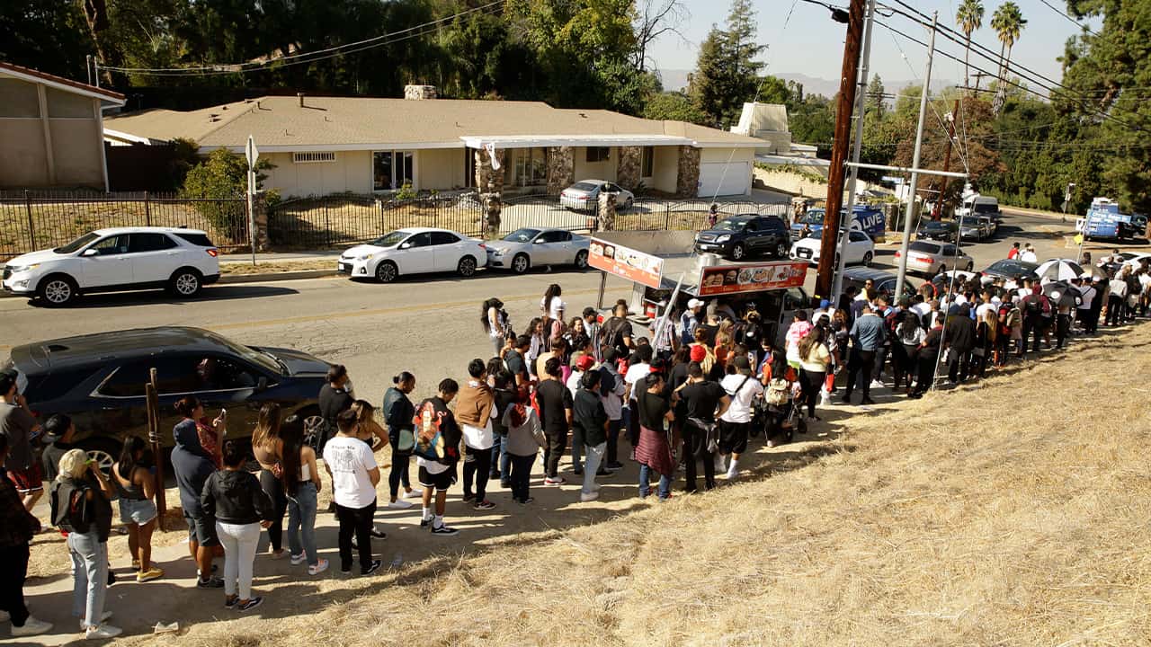 Photo of people lining up for Chris Brown's yard sale 