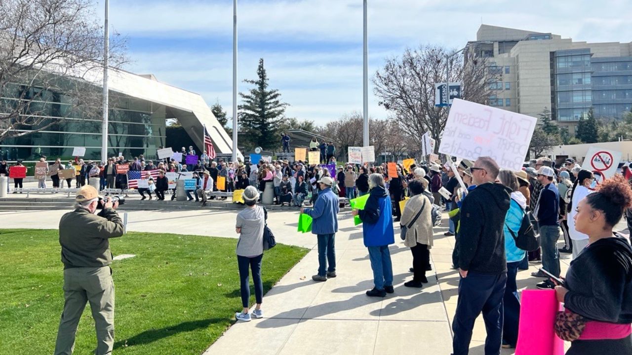 More protesters line up at City Hall in Fresno to hear speakers on Monday, Feb. 17, 2025. (GV Wire/Anthony W. Haddad)